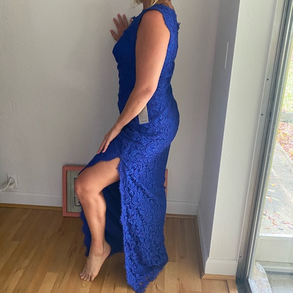 Blue scalloped Laced gown - Picture 2 of 3